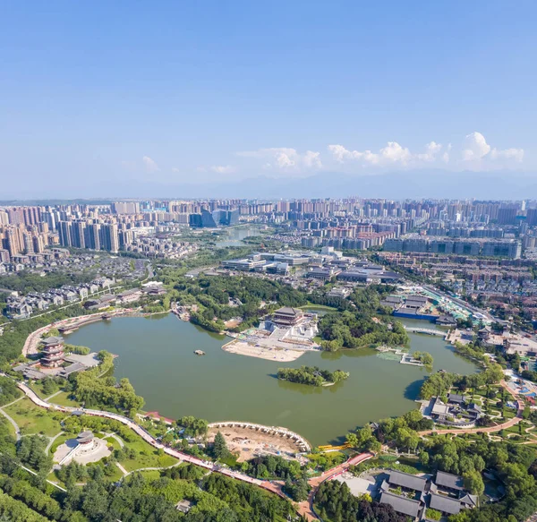 Vista aérea del hermoso parque del lago del estilo de la dinastía Tang en Xian —  Fotos de Stock