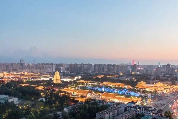 Bellissimo paesaggio urbano xian al calar della notte — Foto Stock
