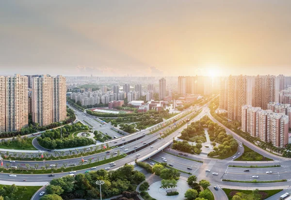 Cruce de la carretera de la ciudad al atardecer —  Fotos de Stock