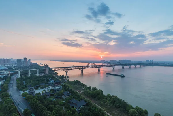 Puente del río jiujiang yangtze al atardecer —  Fotos de Stock