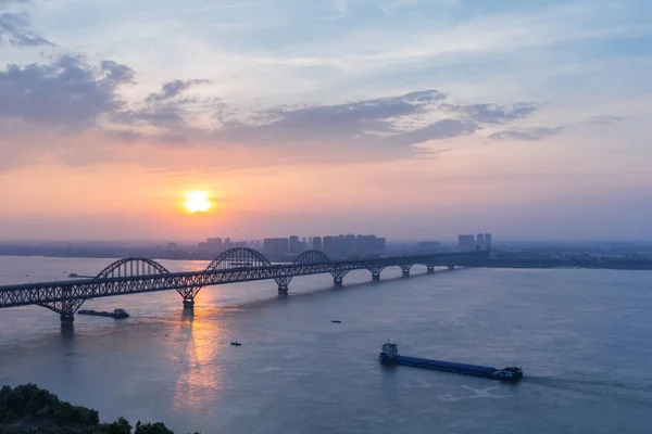 Jiujiang mostu na rzece Jangcy w zachód słońca — Zdjęcie stockowe