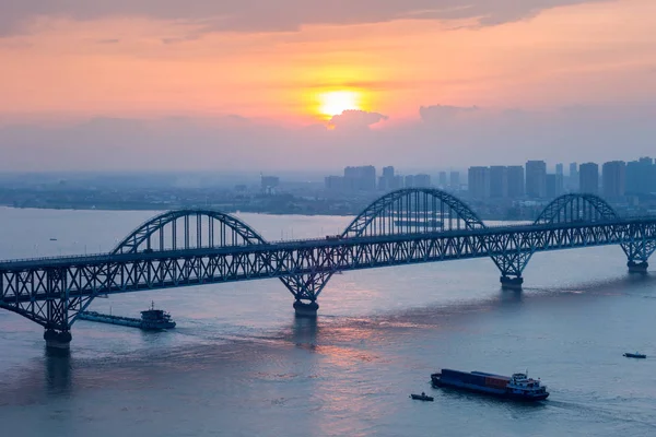 日没時の江陽川橋クローズアップ — ストック写真