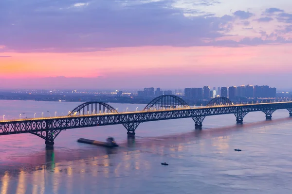 Дзюцзян комбинированный мост крупным планом в ночь — стоковое фото