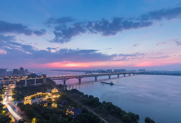 Říční most Jiujiang Yangtze v nočních vodopádech — Stock fotografie