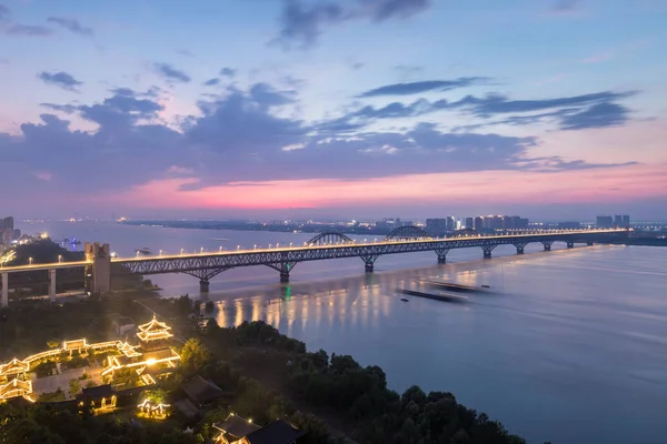 Bellissimo ponte sul fiume Yangtze di notte a jiujiang — Foto Stock