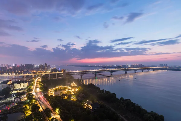 Jiujiang gecombineerde brug 's nachts — Stockfoto