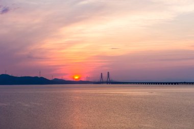 Güzel Poyang Gölü Gün doğumunda ikinci köprü