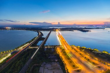 Demiryolu ve yol köprüsü gölden şehire 