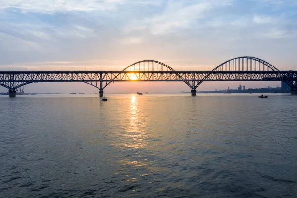 Říční most Jiujiang Yangtze za svítání — Stock fotografie