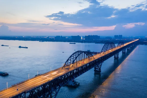 Jiujiang mostu na rzece Jangcy w nightfall — Zdjęcie stockowe