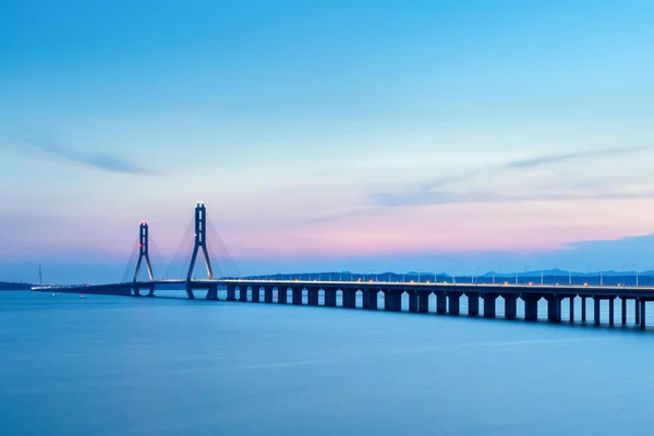 Gün batımında poyang gölü kablo-kaldı köprü — Stok fotoğraf