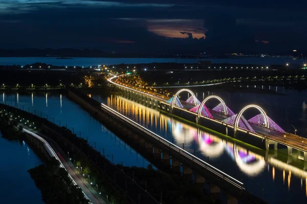 Bela vista para o lago à noite em Jiujiang — Fotografia de Stock