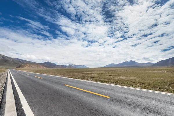 Fondo de la carretera turística en la meseta de qinghai-tibet — Foto de Stock
