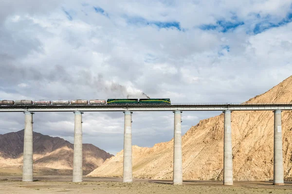 Крупный план железной дороги Цинхай - Тибет — стоковое фото