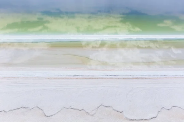 Красиве солоне озеро крупним планом — стокове фото