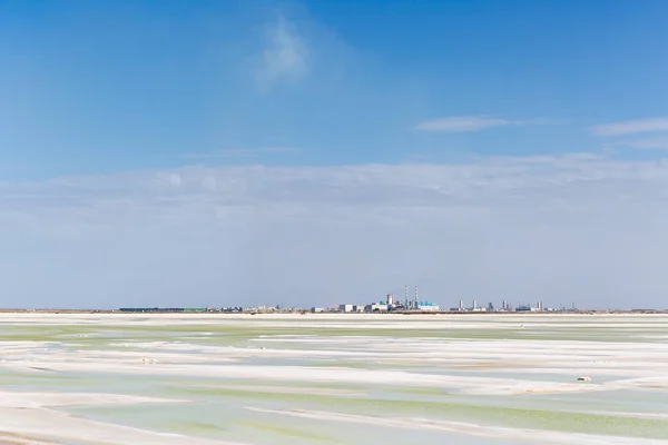 Qarhan salt lake industrial landscape — Stock Photo, Image