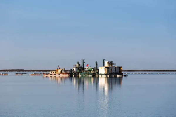 Gabarra para la cosecha de sal en el lago de sal de qarhan — Foto de Stock