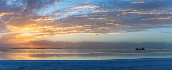 Nádherná záře slunce na qarhan Salt Lake — Stock fotografie