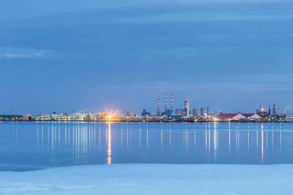 Qarhan fábrica de lago de sal por la noche — Foto de Stock