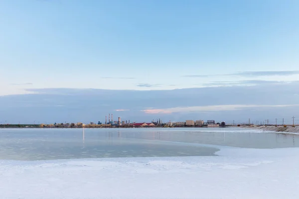 Qarhan salt lake industrial landscape at dusk — Stock Photo, Image