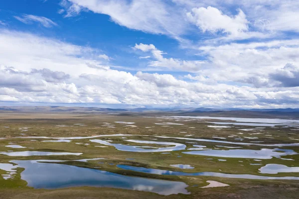 Humedales de meseta contra un cielo azul —  Fotos de Stock