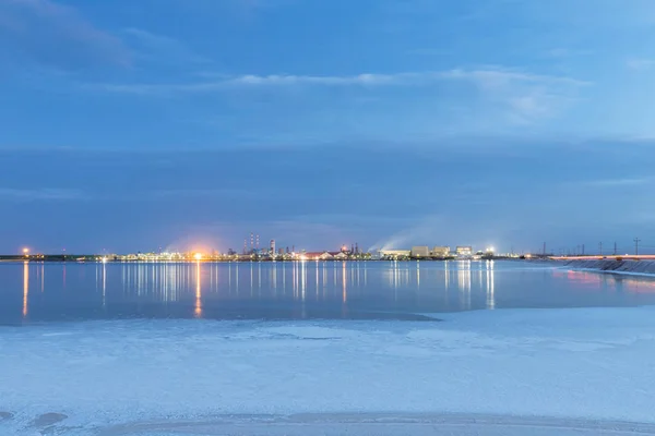 Qarhan Salt Lake industrieel landschap in Nightfall — Stockfoto