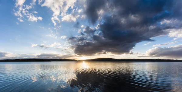 Belo lago planalto ao pôr do sol — Fotografia de Stock