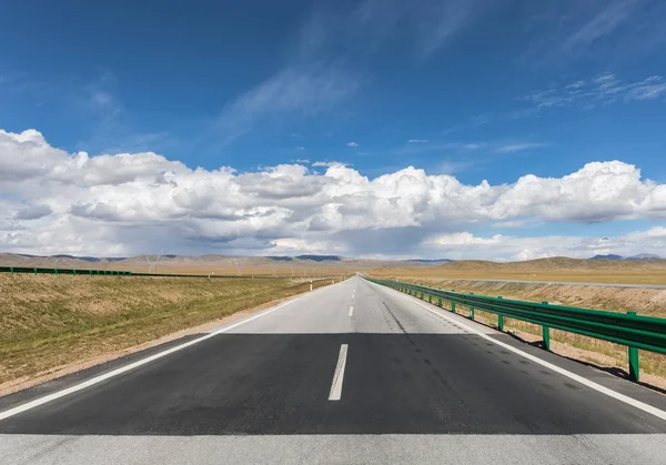 Autobahn auf Hochebene und blauem Himmel — Stockfoto
