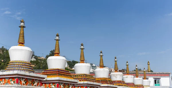 Oito pagode branco no mosteiro qinghai kumbum — Fotografia de Stock