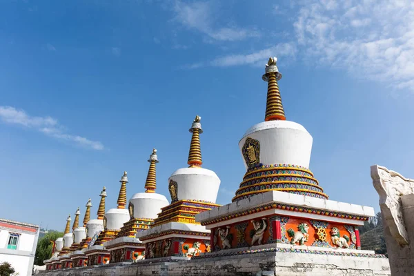 Oito méritos stupas no mosteiro de kumbum — Fotografia de Stock