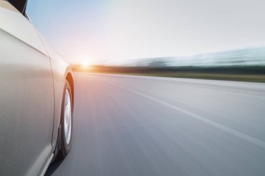 Bulanık yolu olan hız yapan arabanın yan görüntüsü