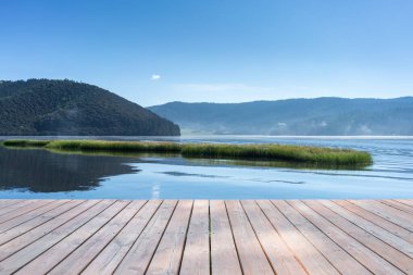 Diqing Tibet özerk vilayetinde ahşap zemini olan güzel alp gölü manzarası, yunnan eyaleti, Çin