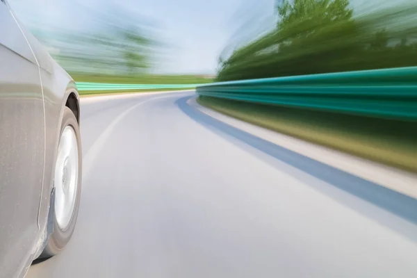 Coche Conduciendo Rampa Con Desenfoque Movimiento Rápido — Foto de Stock