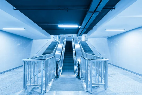 Moderno Desenfoque Movimiento Escalera Mecánica Paso Subterráneo Tono Azul — Foto de Stock