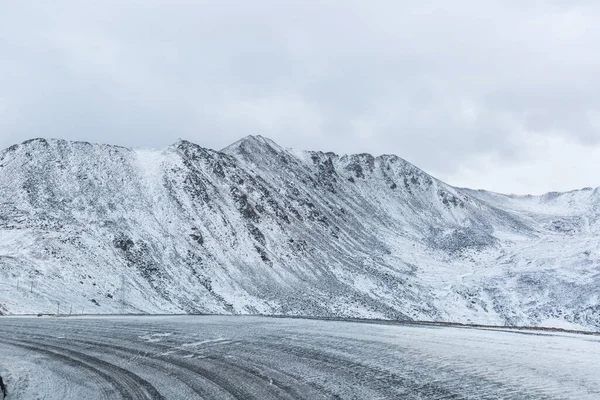 Route Hiver Autoroute Tournant Fond Montagne Enneigée — Photo