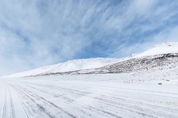 Karlı platoda yol, Tibet, Çin 'de ulusal karayolu karla kaplandı.