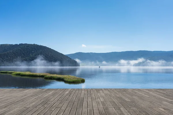Piękny Widok Jezioro Czyste Niebo Drewnianą Podłogą — Zdjęcie stockowe