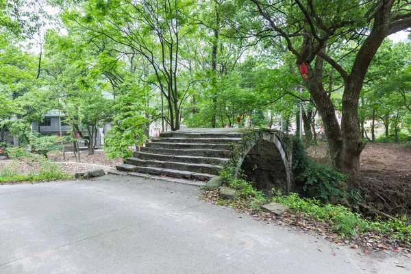 古代の石造りのアーチ橋春に大山村 九江市 — ストック写真