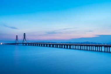 Kablolu yayın köprüsü, Poyang Gölü. Geceyarısı ikinci köprü, uzun süre açık, Jiangxi bölgesi, Çin.