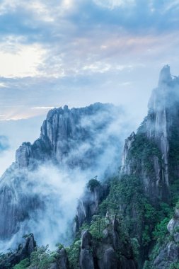 Güzel granit sütunlar ve bulutların zirveleri, alacakaranlıkta Sanqing dağı, Jiangxi bölgesi, Çin