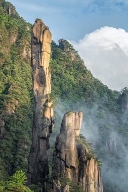 Sanqing Dağı 'ndaki dev granit sütunlar. Güneşin doğduğu yer, Jiangxi bölgesi, Çin.