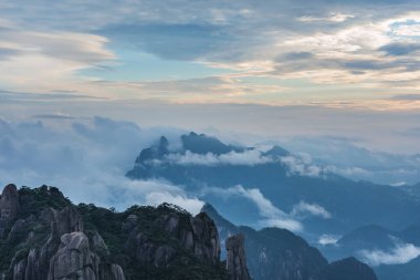 Güzel Sanqing Dağı manzarası alacakaranlıkta, dağların aralığında, Jiangxi vilayetinde, Çin