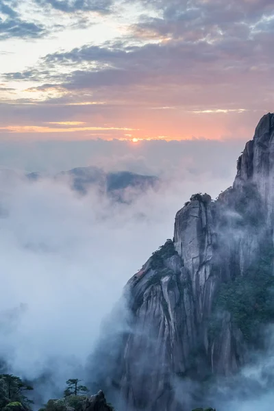 日落时分的三庆山 独特的阵列花岗岩柱和山峰 是世界自然遗产之一 — 图库照片