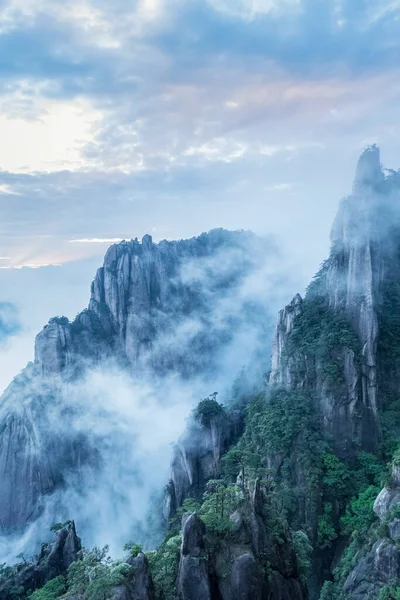 江西省黄昏时分的三庆山 云雾中美丽的花岗岩柱和山峰 — 图库照片
