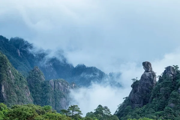 座落在中国江西省山地市东北部的三庆山东方女神风景区 — 图库照片