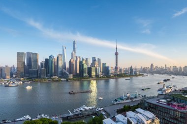 Shanghai şehri alacakaranlıkta, kuzeyden manzara, Çin