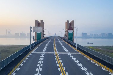 Jiujiang yangtze nehir köprüsü, köprü kulesi ve kaldırımlar kapatıldı.