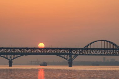 Gün doğumunda demiryolu ve karayolu birleşik köprü, Jiujiang yangtze nehir köprüsü, Çin