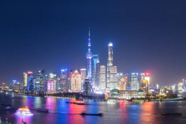 Güzel bir Şangay gecesi, Pudong Finans Merkezi Skyline ve Huangpu Nehri, Çin