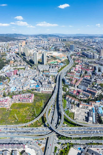 云南省昆明市城市道路交汇处与高架桥的航景 — 图库照片